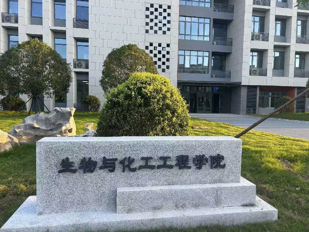 磴口县扬州职业大学体育场高杆灯项目